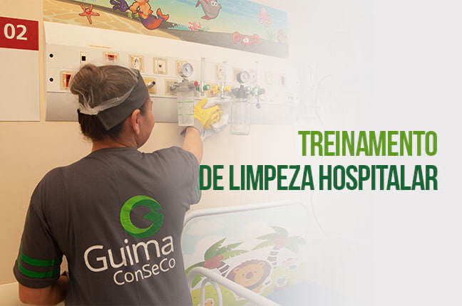 Funcionária da Guima Conseco limpando corredor hospitalar.