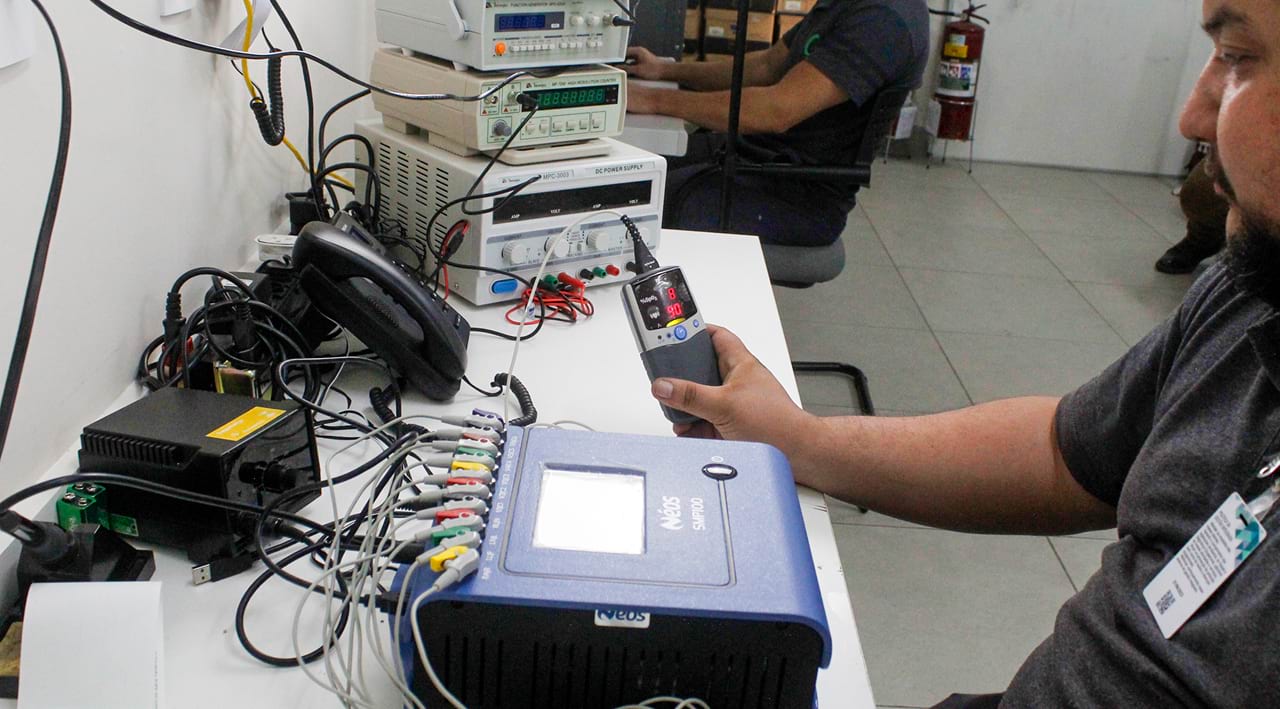 Técnico de engenharia clínica gerenciando equipamentos hospitalares