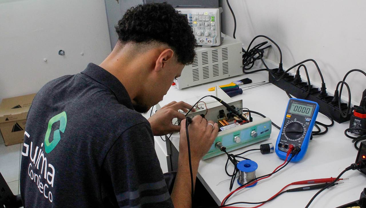 Técnico de engenharia clínica realizando manutenção em equipamento médico