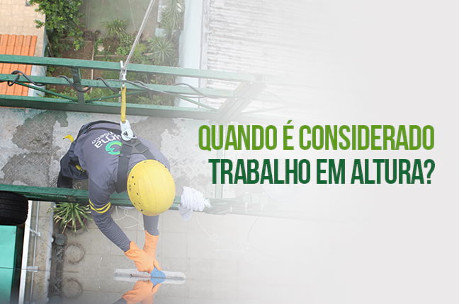 Funcionário realizando trabalho em altura com equipamentos de segurança.