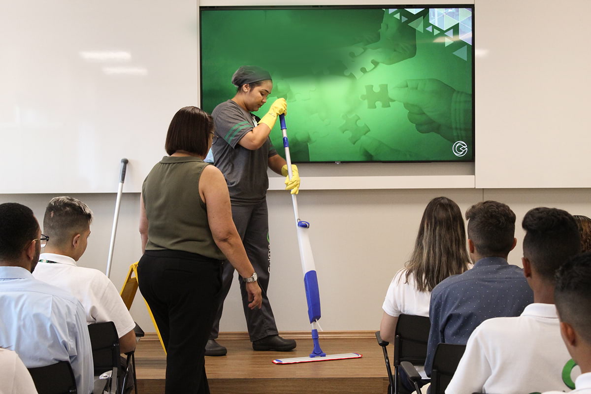 Sessão de treinamento para equipe de limpeza hospitalar