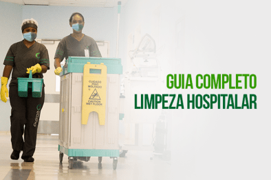 Equipe de limpeza hospitalar em ação com equipamentos de desinfecção