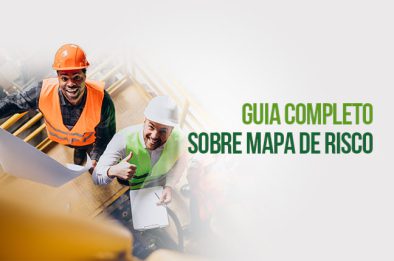 Trabalhadores analisando o mapa de risco em uma fábrica.