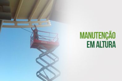 Trabalhador realizando manutenção em altura com plataforma elevatória, usando equipamentos de segurança.