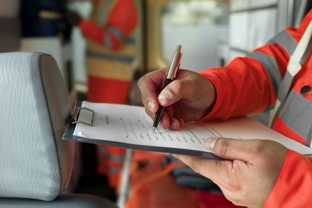 Trabalhador revisando as principais normas de segurança do trabalho em uma prancheta