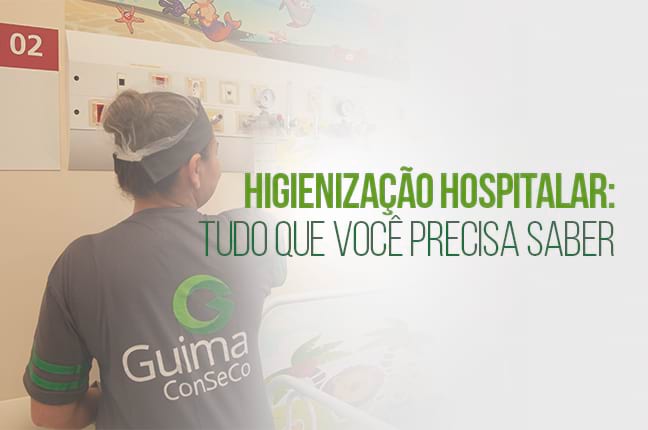 Profissional realizando higienização hospitalar em um quarto de hospital, garantindo ambientes seguros e livres de infecções.